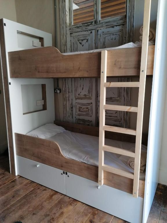 Palanda nebo palandy na pokoji v ubytování Le Mat Hostel