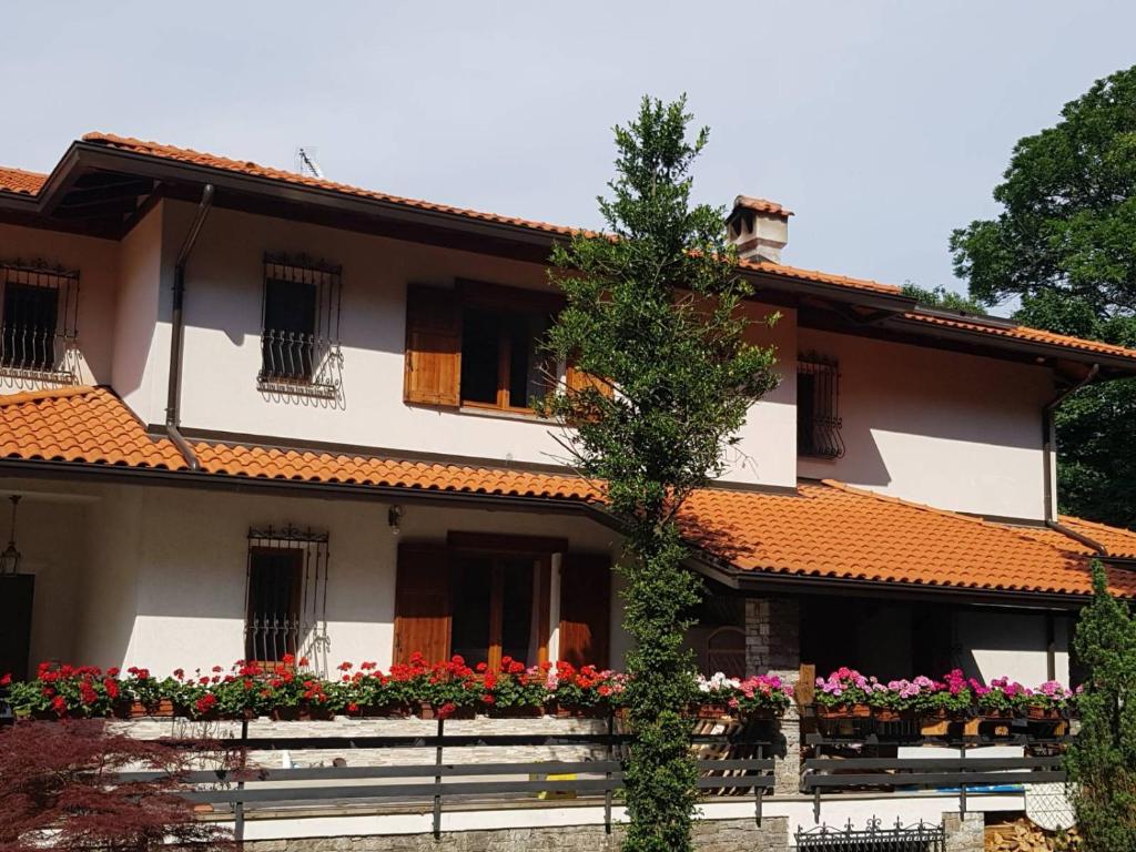 een wit huis met bloemen ervoor bij Nel giardino di Dafne in Stresa