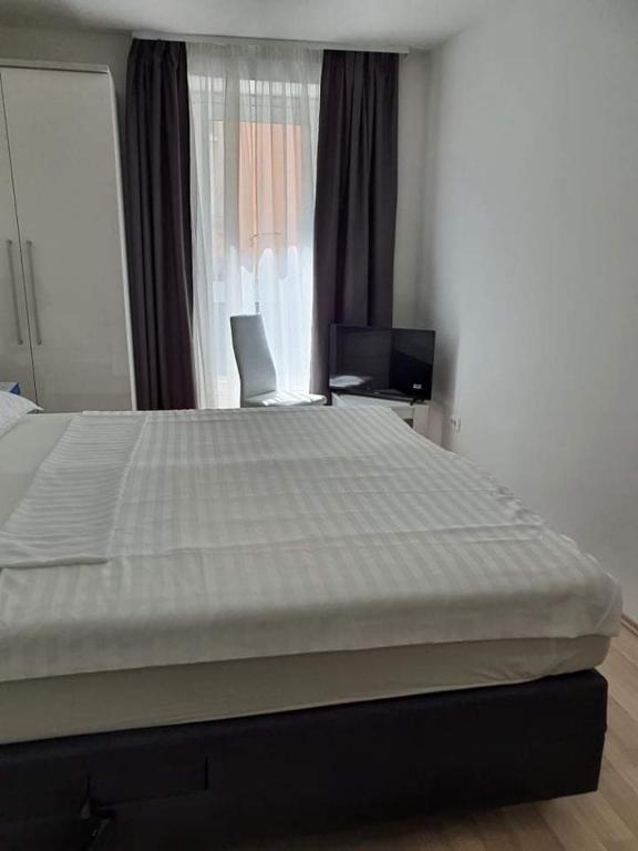 duże łóżko w sypialni z oknem w obiekcie Aldi 2 w Puli