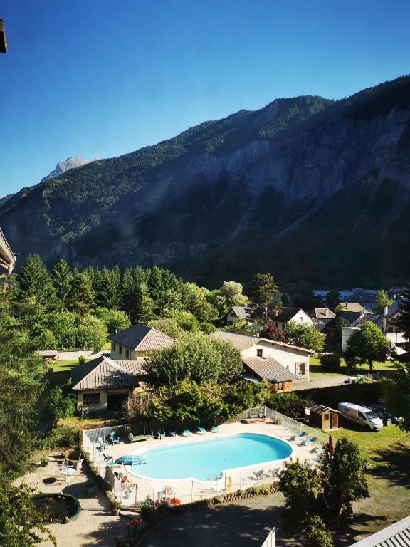 une vue aérienne d'un complexe avec piscine dans l'établissement Sport'Hotel-Aparthotel de Milan, au Bourg-dʼOisans