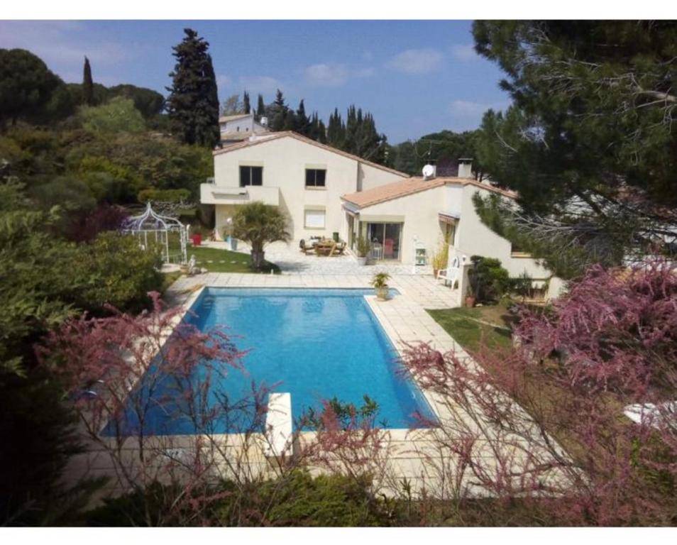 une maison avec une piscine devant dans l'établissement Le Paradis d’Anny, à Rouffiac-dʼAude