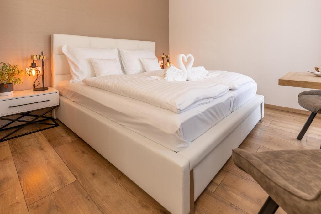Postel nebo postele na pokoji v ubytování Villa Gloria Rooms & Apartments
