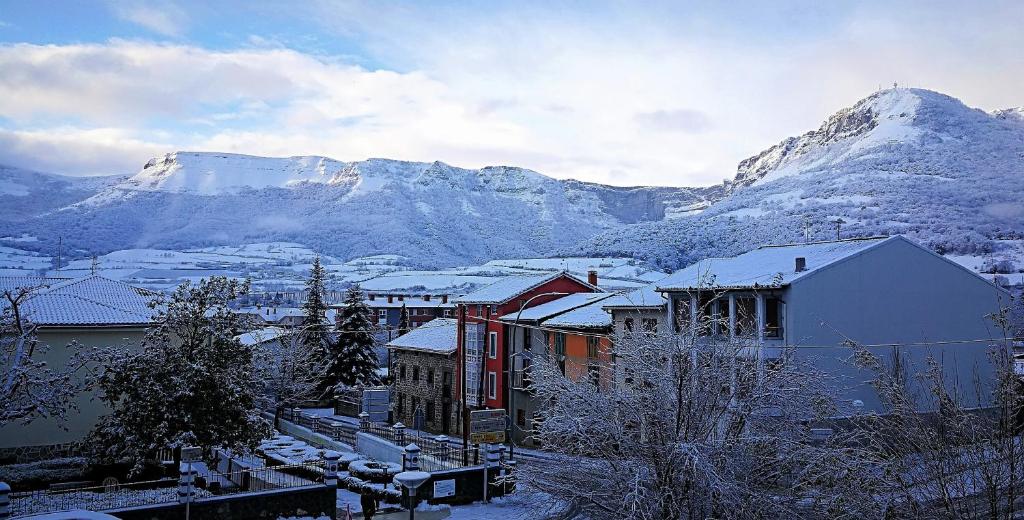 a snowy city with a mountain in the background at VELASCO JAUREGIA-SIERRA DE SUEÑOS in Orduña