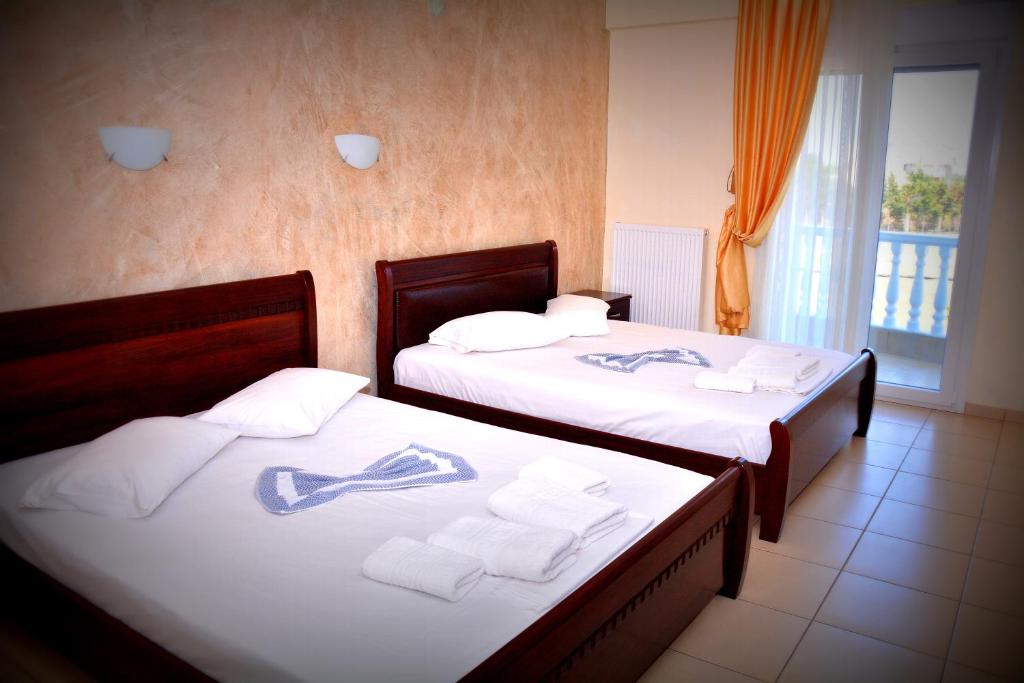 Łóżko lub łóżka w pokoju w obiekcie Hotel Paris