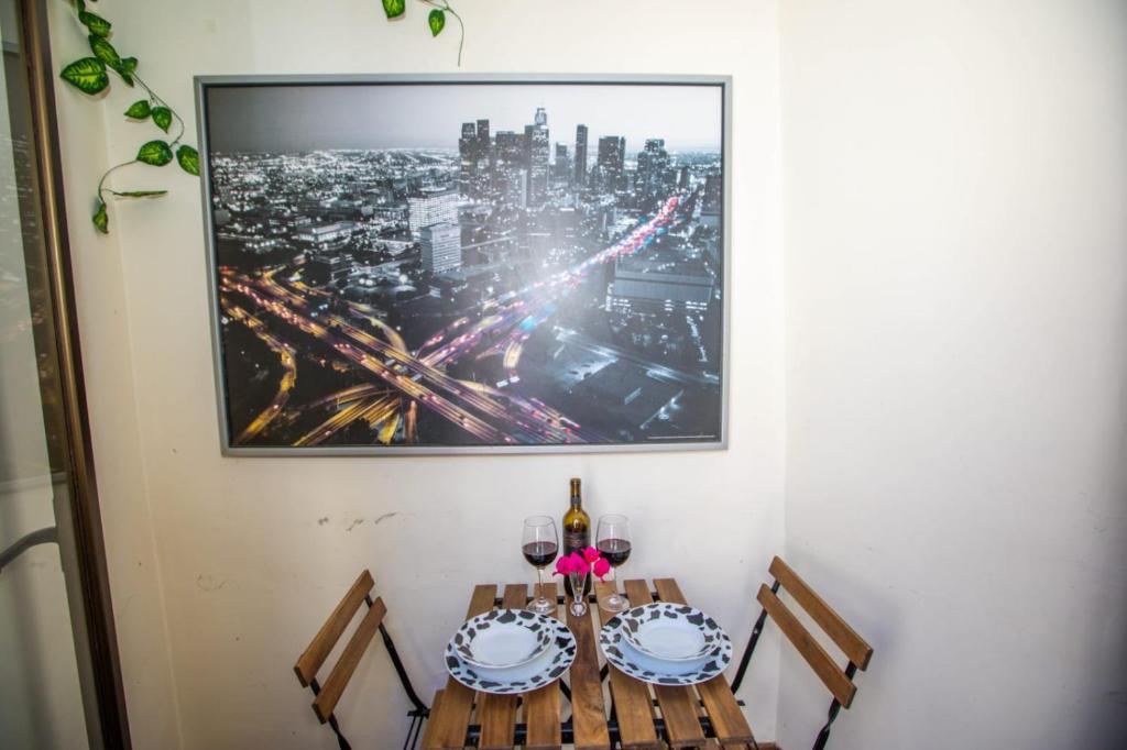 - une table avec des verres à vin et une photo sur le mur dans l'établissement Frida Almuñecar, à Almuñécar