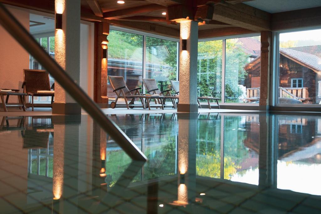 Bazén v ubytování Hotel Lamm Baiersbronn Mitteltal nebo v jeho okolí