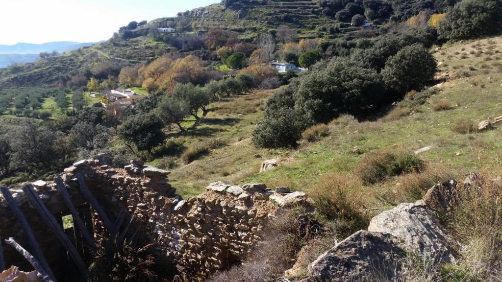 Uma vista aérea de Alpujarra Guesthouse, habitaciones en un cortijo sostenible y aislado en medio de la nada en parque natural Sierra Nevada a 1150 metros altitud