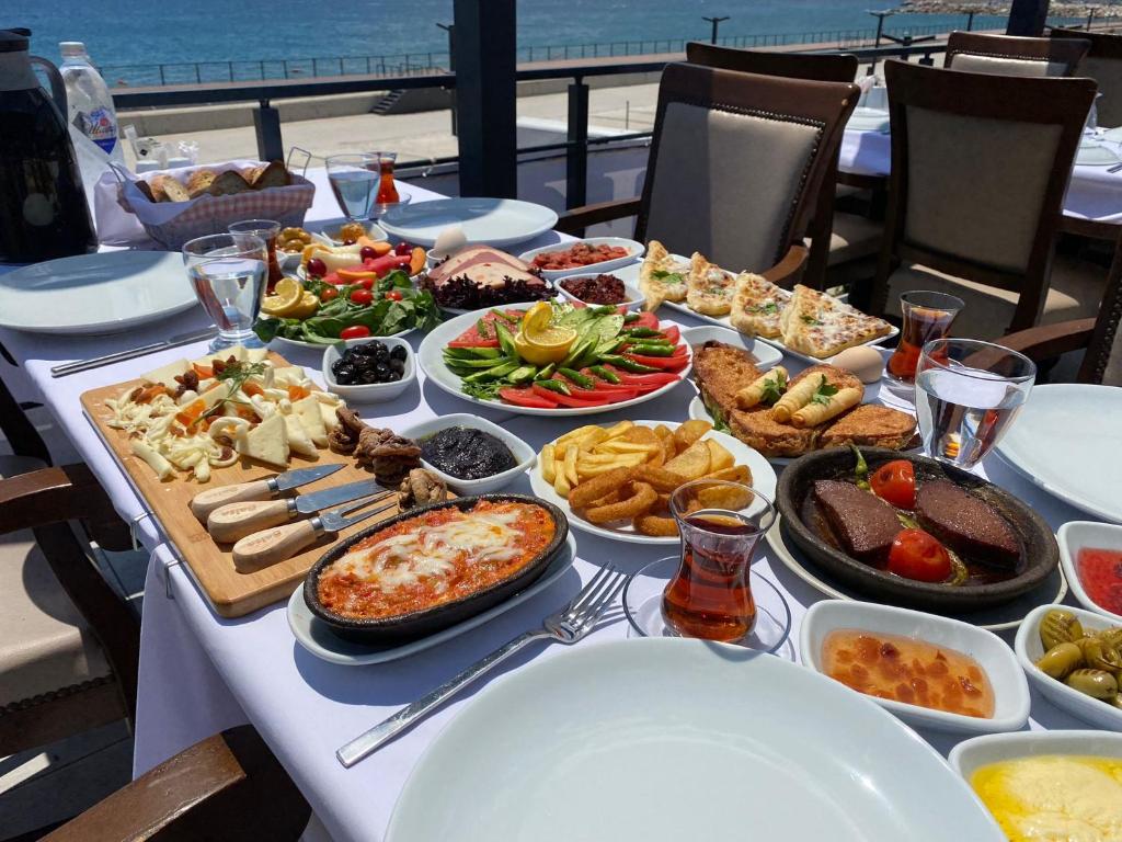 une table remplie de nourriture au-dessus d'une table dans l'établissement Vesta Butik Otel, à Edremit