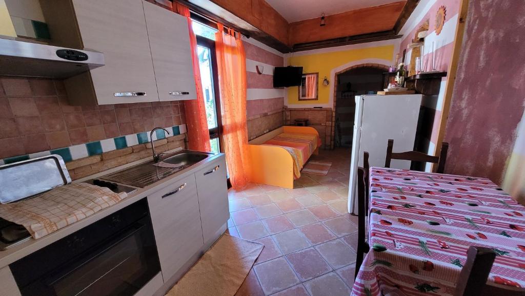 una pequeña cocina con fregadero y nevera. en Appartamento Domu Mea 258 A en Santa Maria