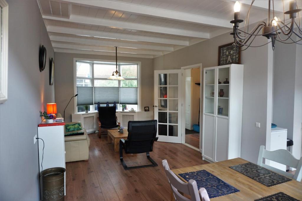 a living room with a table and a dining room at Stadswoning voor jonge gezinnen en senioren in Enkhuizen