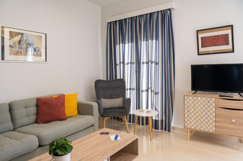 TV a/nebo společenská místnost v ubytování CHROMA Lodge Rafina