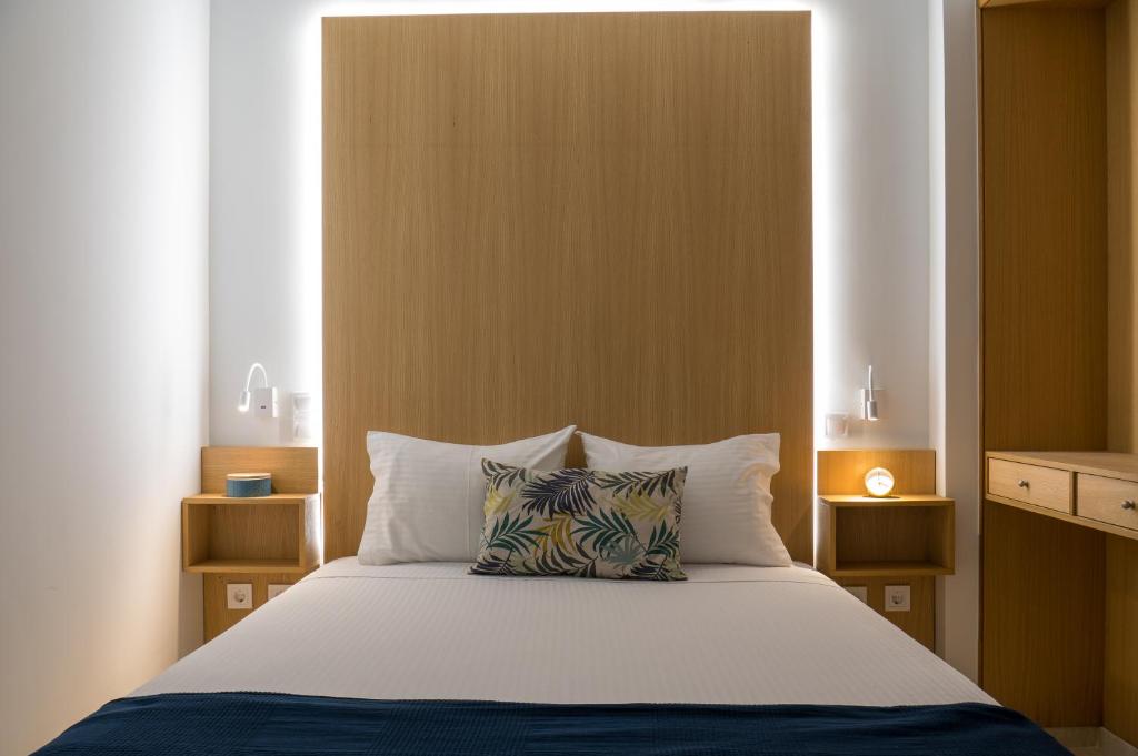 Postel nebo postele na pokoji v ubytování CHROMA Lodge Rafina