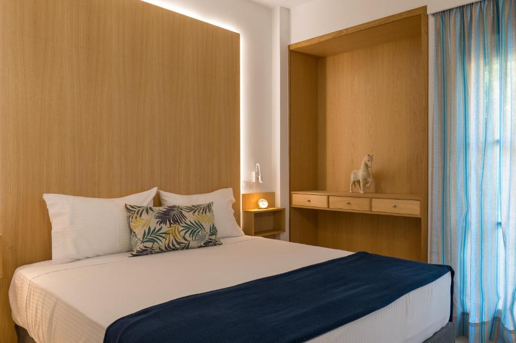 Postel nebo postele na pokoji v ubytování CHROMA Lodge Rafina