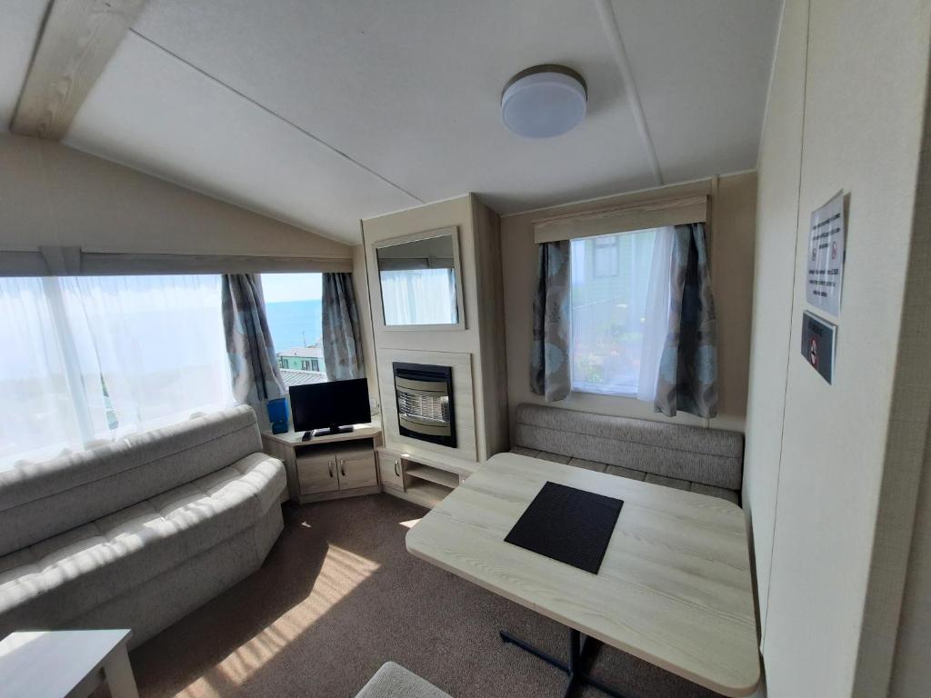 TV a/nebo společenská místnost v ubytování Hendre Coed Isaf Caravan Park