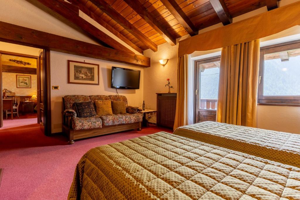 Posteľ alebo postele v izbe v ubytovaní Hotel Des Alpes
