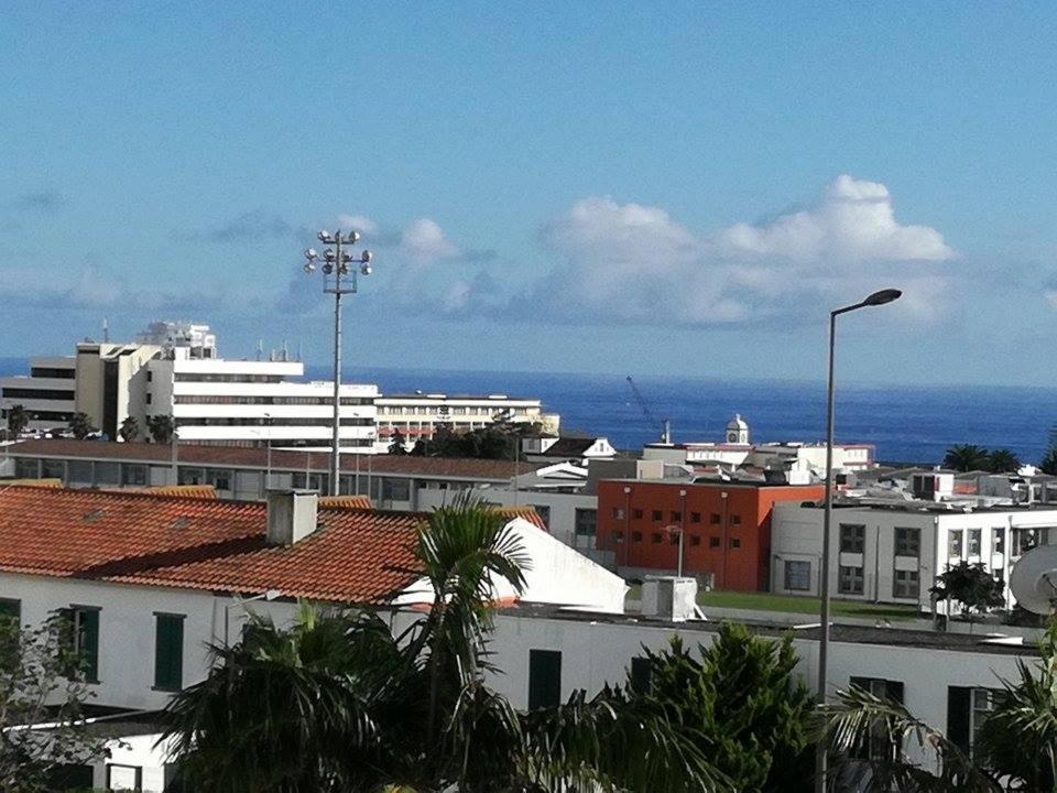 vista su una città con edifici e sull'oceano di Vizinha's Apartment a Ponta Delgada