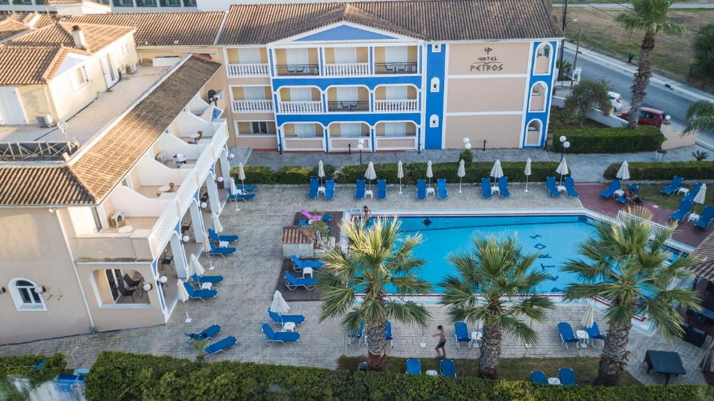 - une vue aérienne sur l'hôtel et la piscine dans l'établissement Hotel Petros, à Tsilivi