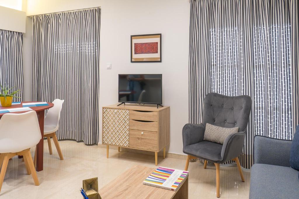 TV a/nebo společenská místnost v ubytování CHROMA Lodge Rafina