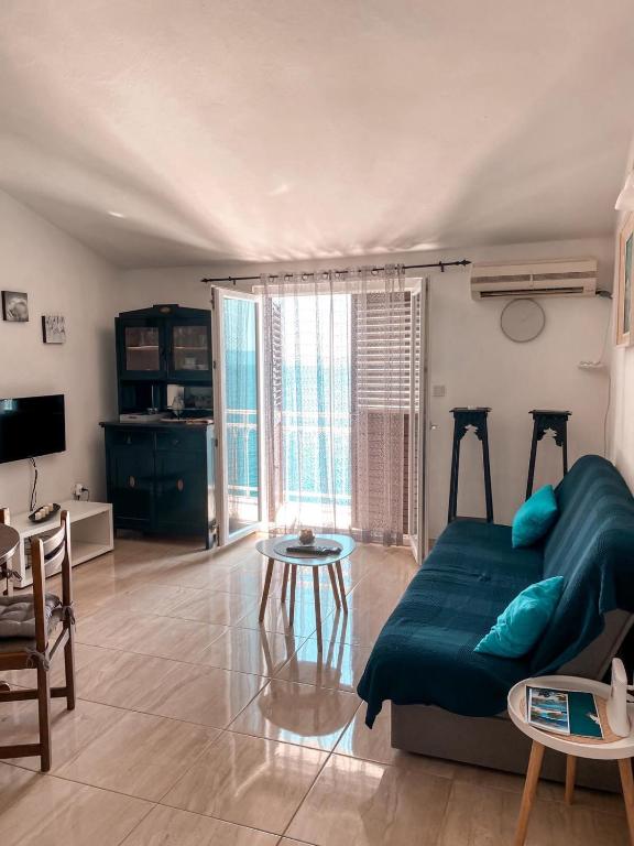 Televízia a/alebo spoločenská miestnosť v ubytovaní Apartman Gabrijel