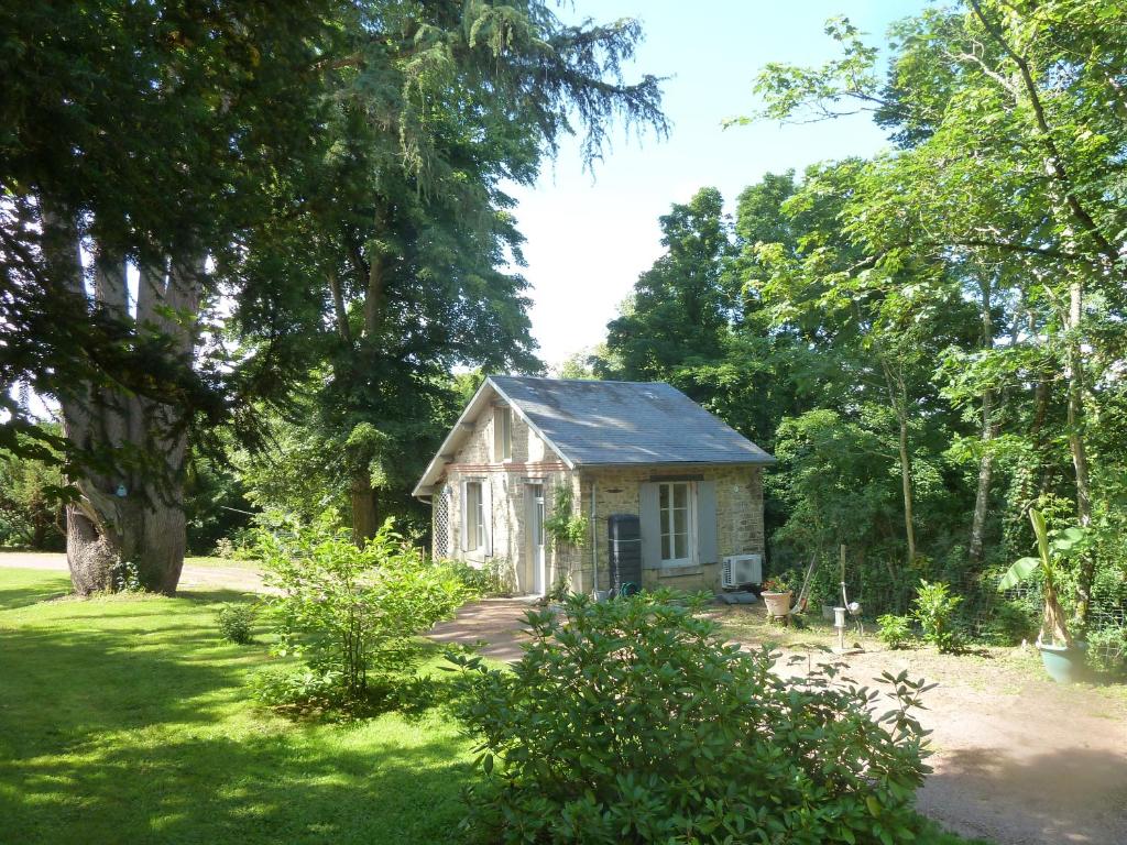 a small house in the middle of a yard at LA PETITE CHARMILLE in Châteauponsac