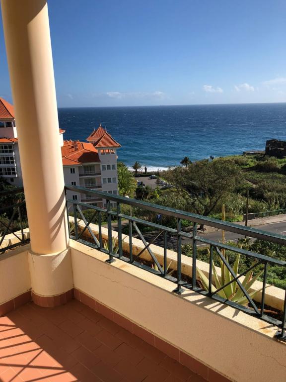 balkon z widokiem na ocean w obiekcie Apartment Ocean Gardens w Caniço