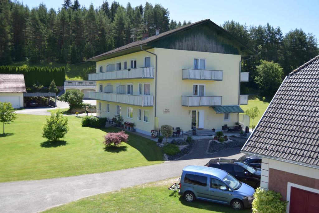 een busje geparkeerd voor een groot gebouw bij Ferienwohnungen Valerie in Sankt Primus am Turnersee