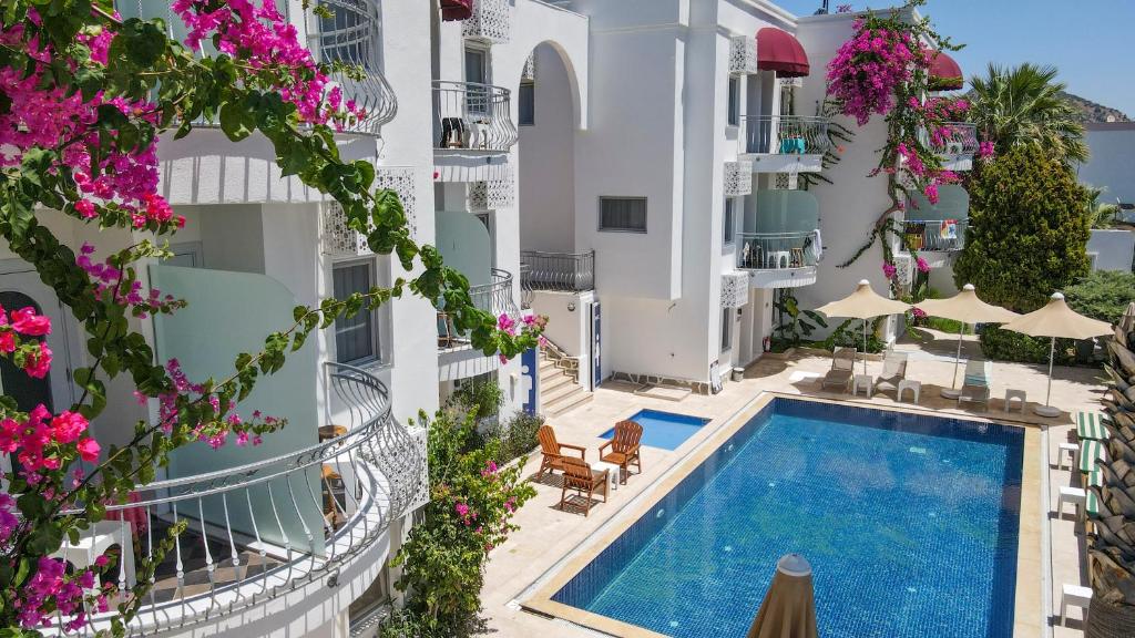 The swimming pool at or close to La Brezza Suite & Hotel