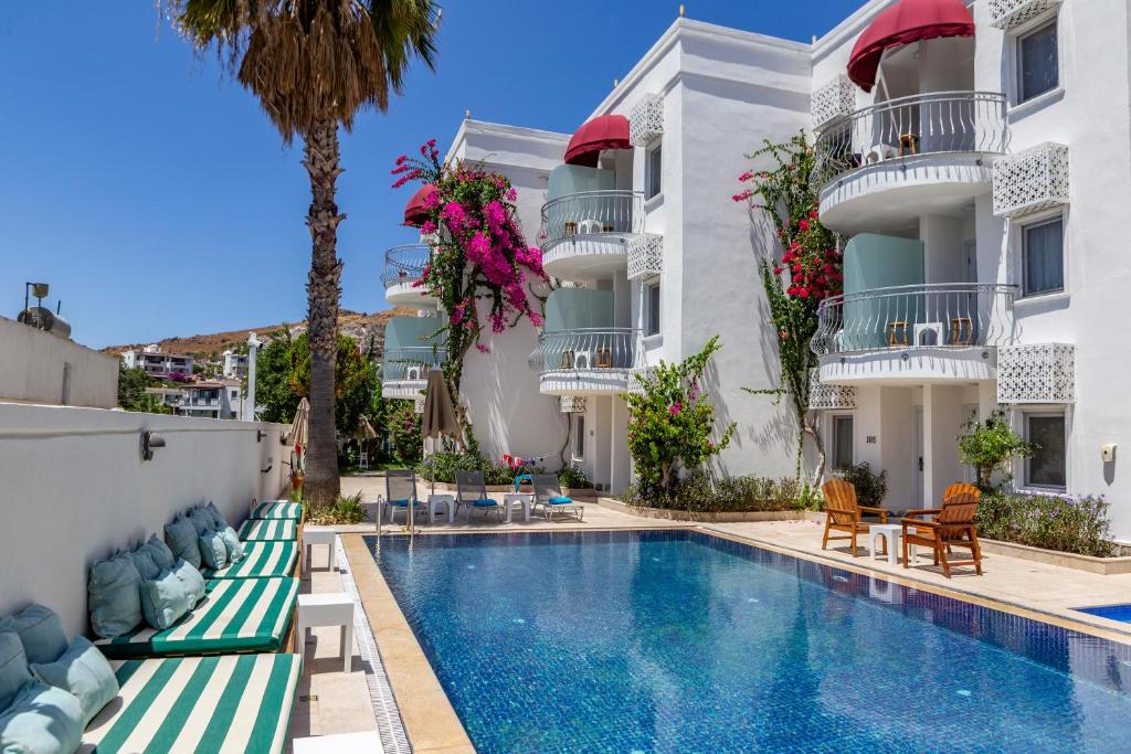 The swimming pool at or close to La Brezza Suite & Hotel