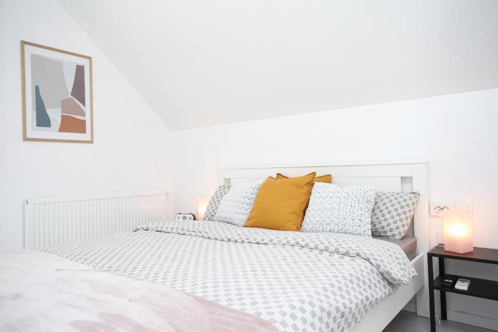 ザグレブにあるWHITE ROOMS ARENA ZAGREBの白いベッドルーム(黄色い枕の白いベッド付)