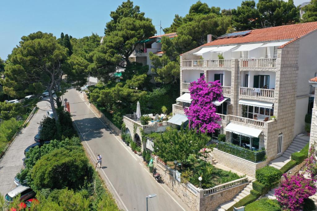 Vonkajšia záhrada v ubytovaní Villa Bose- Apartmani Luka Šodan