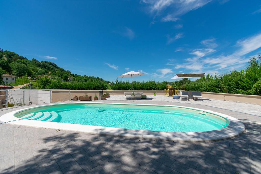 basen na patio z niebieskim niebem w obiekcie I Tre Tramonti w mieście Acqui Terme