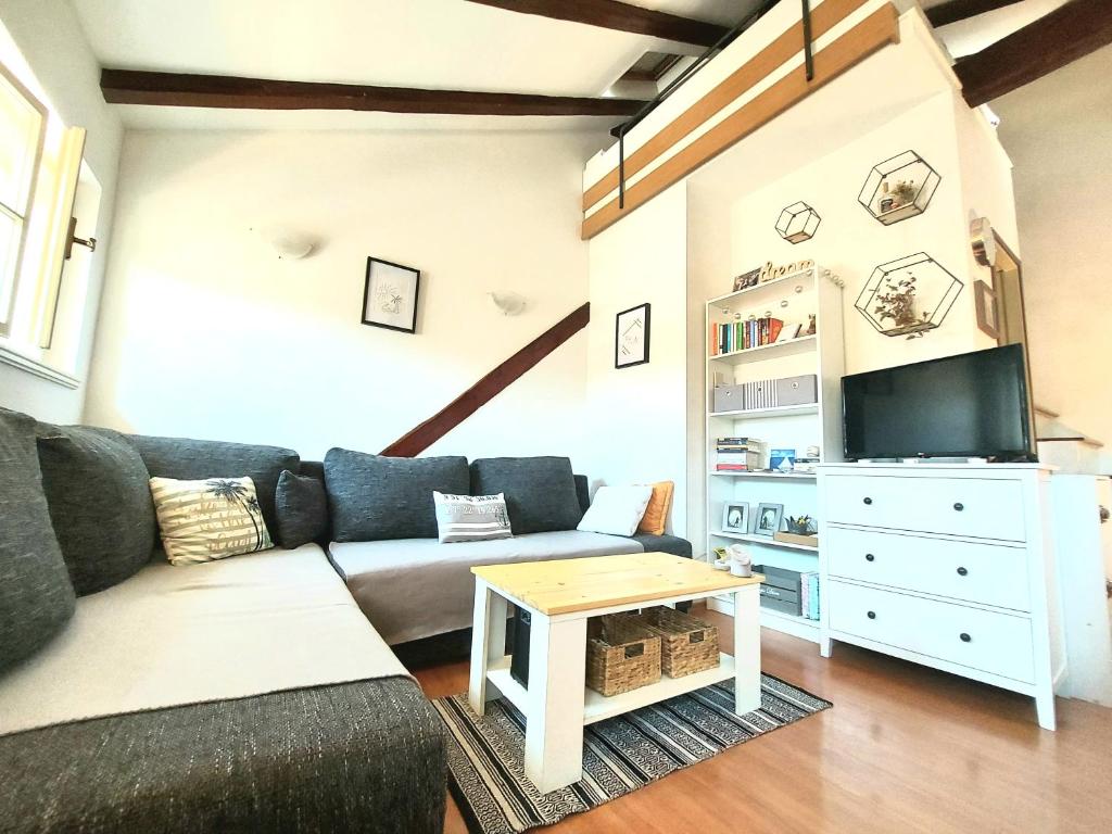Televízia a/alebo spoločenská miestnosť v ubytovaní Beautiful Beach Home
