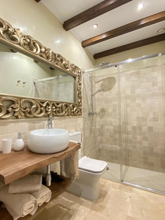 Koupelna v ubytování innCádizPalacio Conde Casa-Brunet