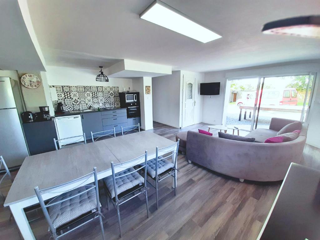 Kuchyň nebo kuchyňský kout v ubytování Gîte du marié à 7mn du puy du F0U