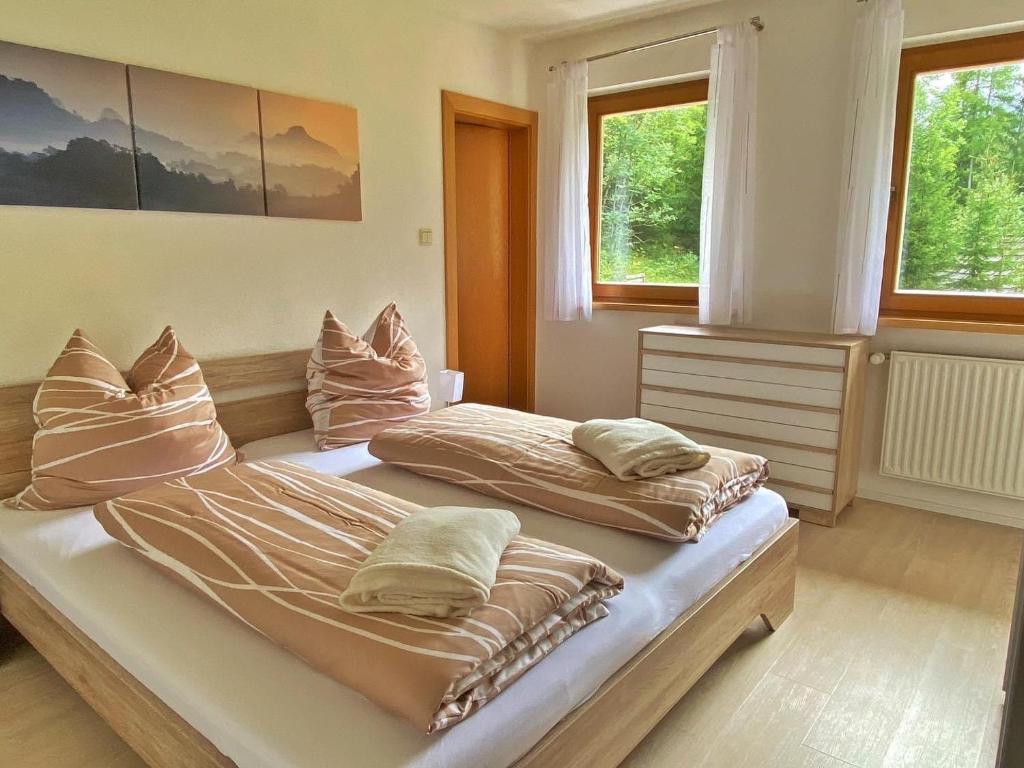 En eller flere senge i et værelse på Apartments Oberhollenzer