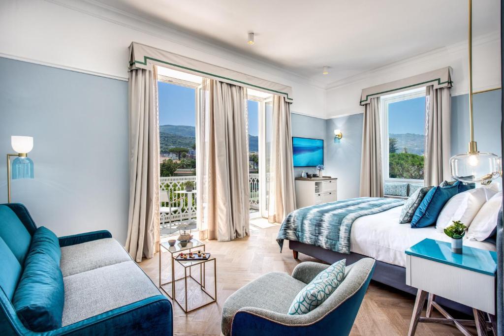 Nespecifikovaný výhled na hory nebo výhled na hory při pohledu z hotelu