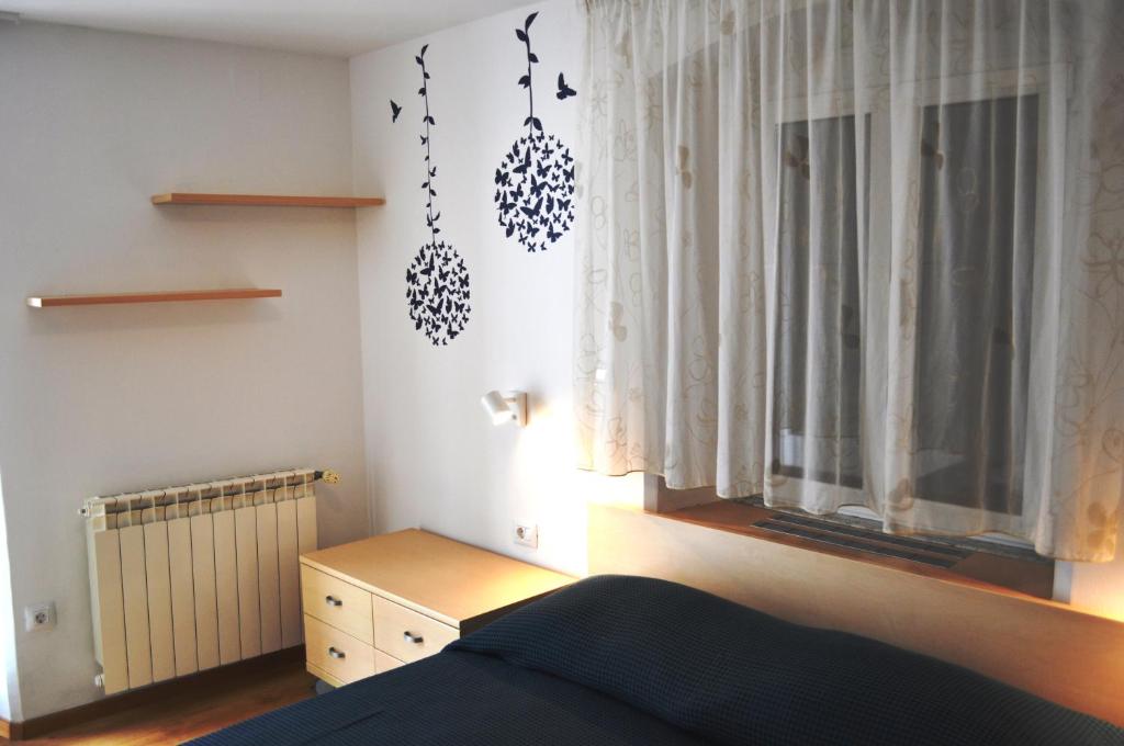 茨雷斯的住宿－Apartment Veli Dvor，一间卧室设有一张床和一个窗口