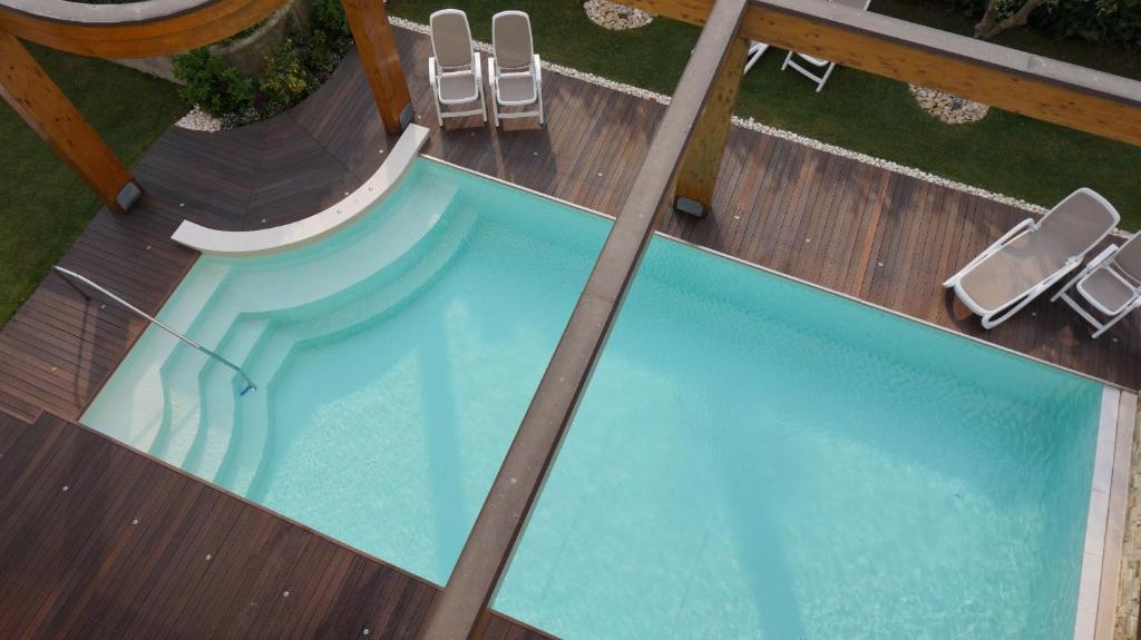 an overhead view of a swimming pool with a slide at Residence Rivachiara (check-in at Hotel Riviera in Viale Rovereto, 95) in Riva del Garda