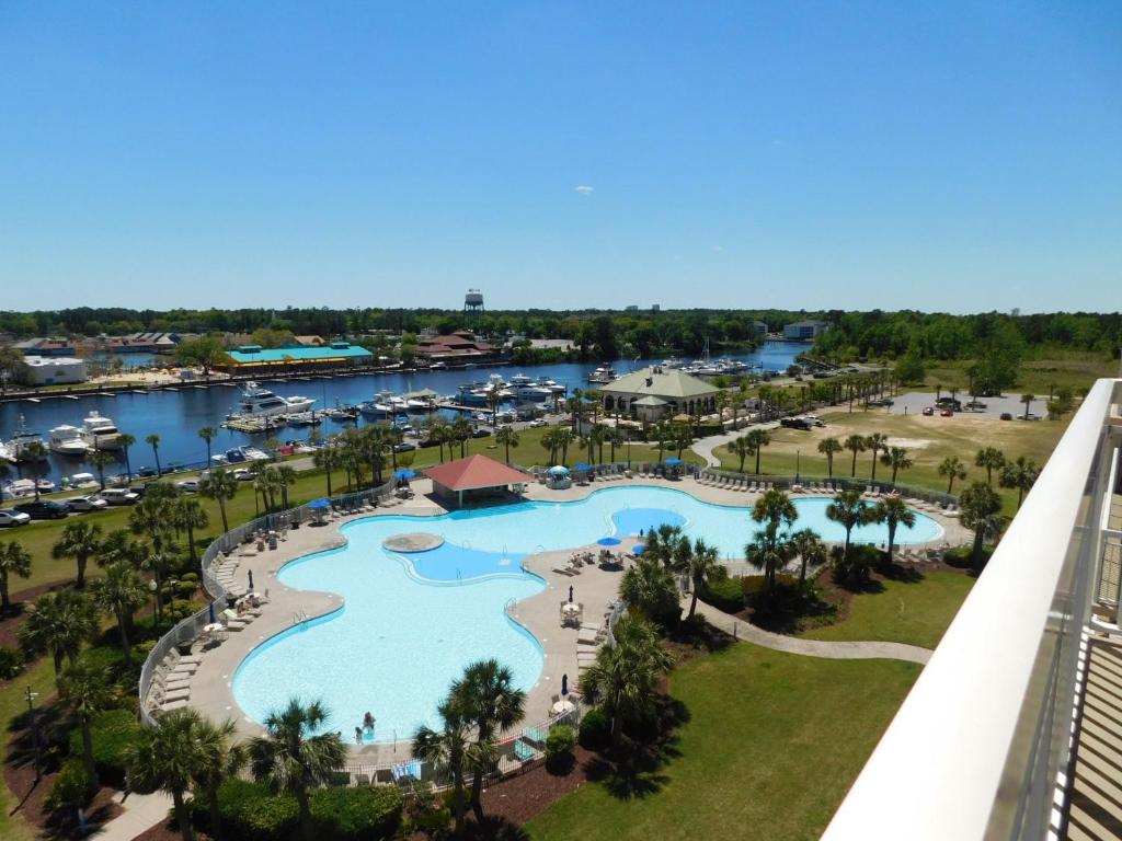 - une vue aérienne sur la piscine du complexe dans l'établissement Yacht Club Villas #3-103 condo, à Myrtle Beach