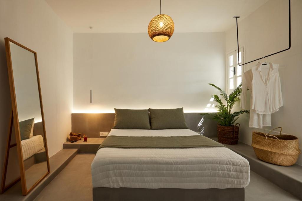 Postel nebo postele na pokoji v ubytování Symmetry Suites