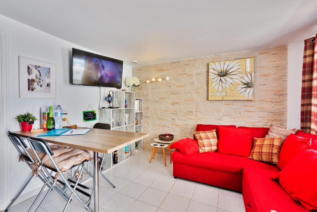 A television and/or entertainment centre at Gin Gin Vivienda Vacacional