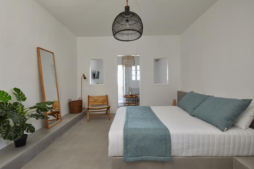 Postel nebo postele na pokoji v ubytování Symmetry Suites