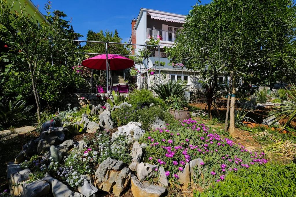 Vonkajšia záhrada v ubytovaní House Diana