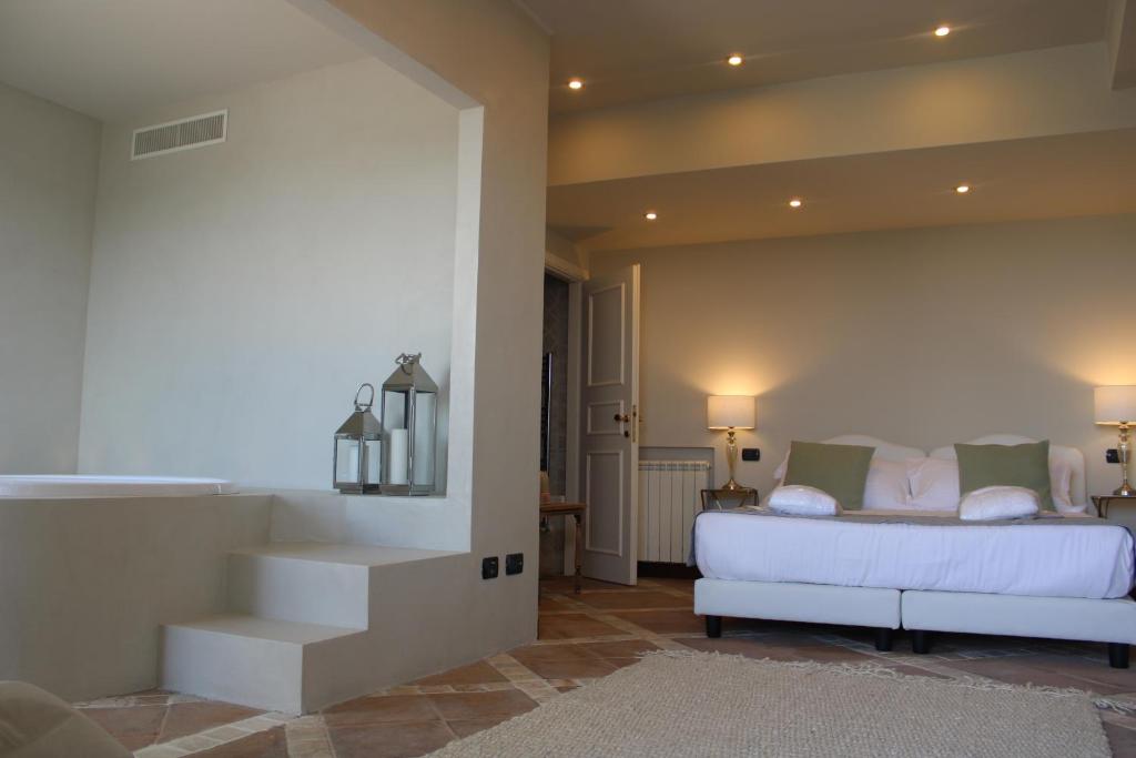 カステル・ガンドルフォにあるLa Locanda Del Pontefice - Luxury Country Houseのベッドルーム1室(白いベッド1台、階段付)