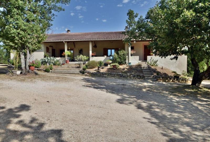 a house with a driveway in front of it at Chez Fanny - Les Tuileries - Gîte 1-4 pers. avec jardin privatif - proche Cahors in Le Montat
