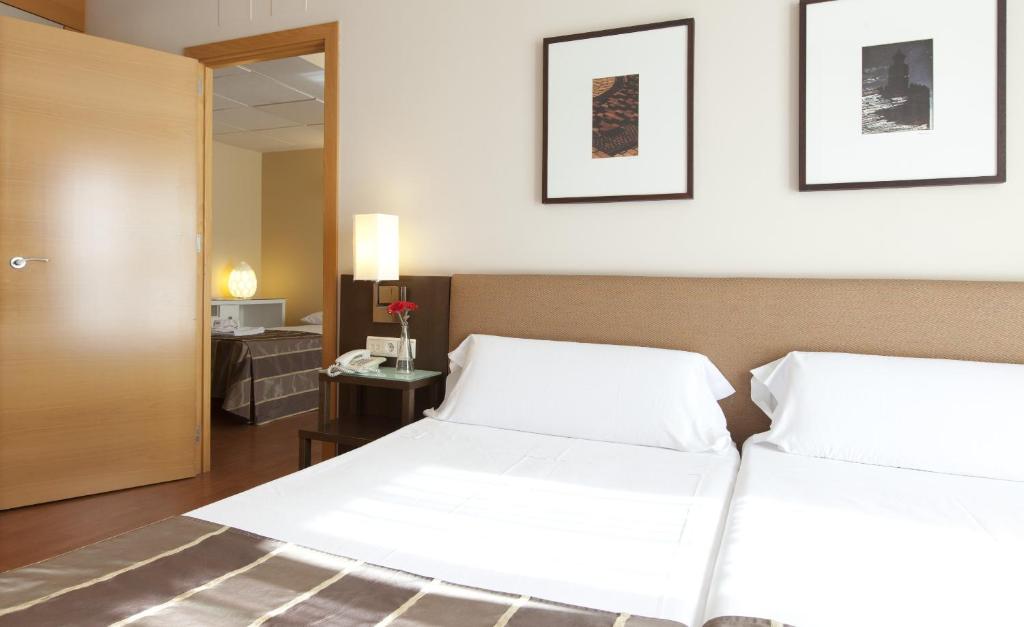 
Family Room (3 Adults + 1 Child)
