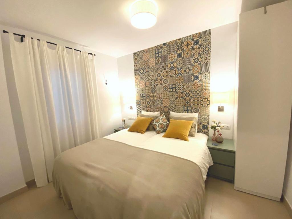 Łóżko lub łóżka w pokoju w obiekcie La Tierra Sur apartment Malaga Center