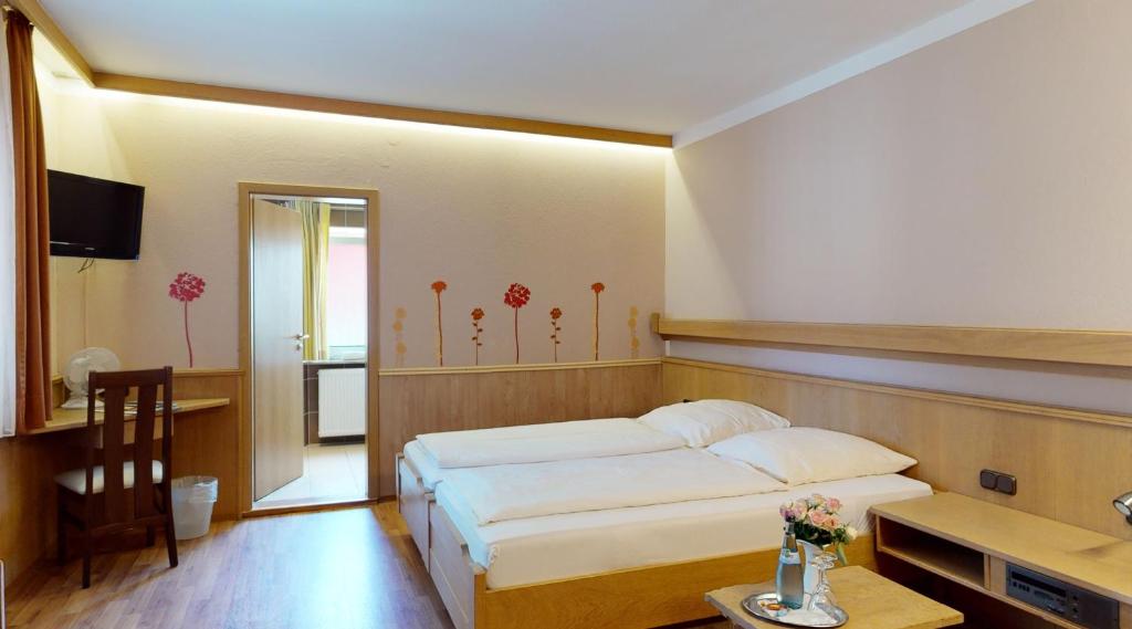 Postel nebo postele na pokoji v ubytování Hotel Rothenburger Hof