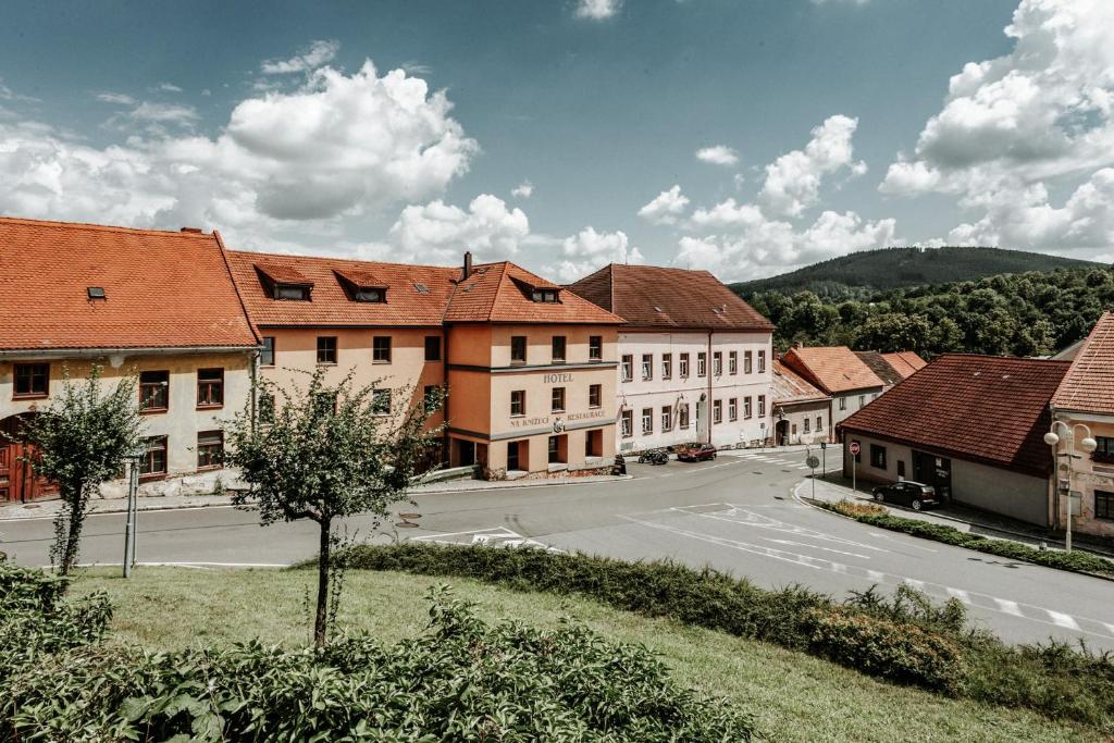 - une vue sur une rue d'une ville avec des bâtiments dans l'établissement Na Knížecí Husinec, à Husinec