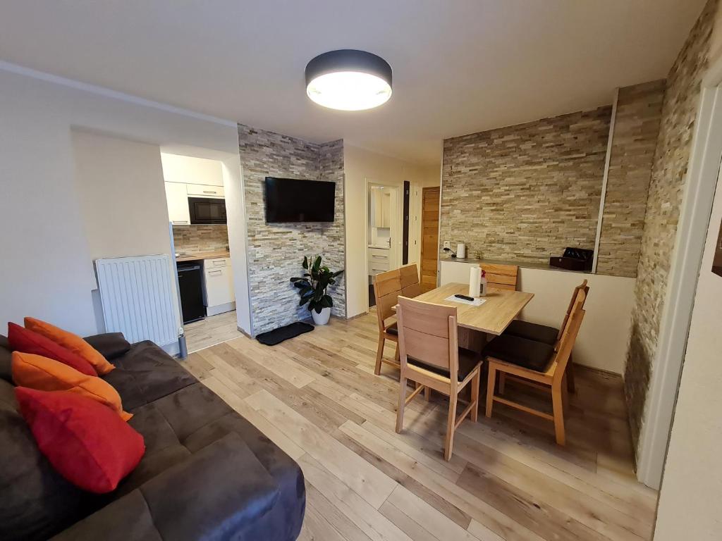Televízia a/alebo spoločenská miestnosť v ubytovaní Ferienwohnung Sevim